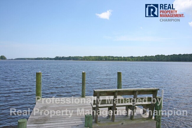 Foto del edificio - Charming Water Front Home with Private Dock