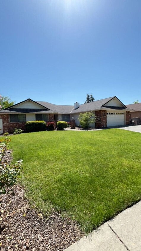 Foto principal - 3 Bedroom 2.5 Bath House