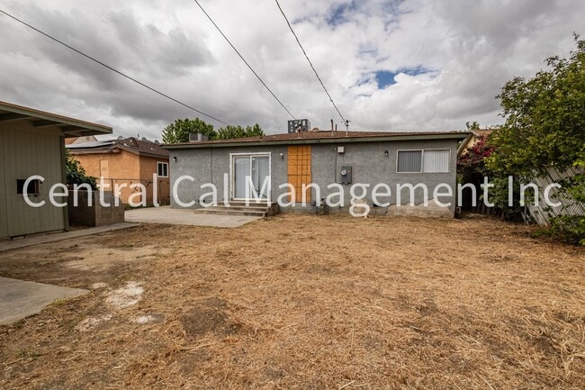 Building Photo - 4 Bedroom/2 Bath Home in Central Bakersfield - $2095 Per Month!