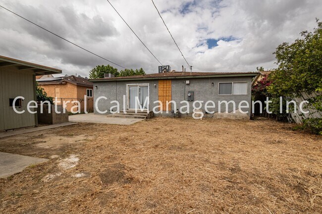 Foto del edificio - 4 Bedroom/2 Bath Home in Central Bakersfield - $2095 Per Month!