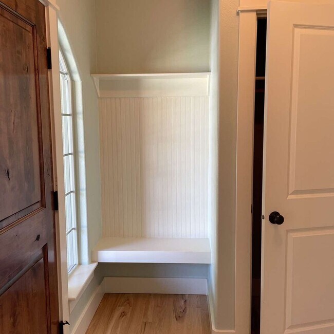 Building Photo - Stunning Home In Start with Community Pool!