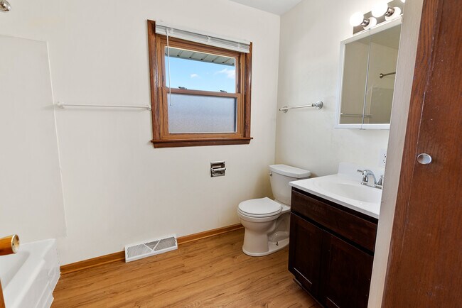 Foto del edificio - 2825 E Grange Ave