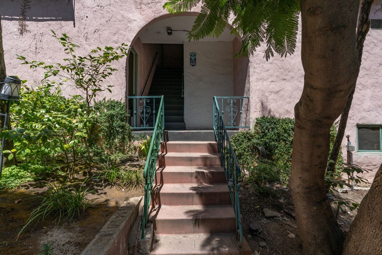 Foto del edificio - 941 N. Vendome St.