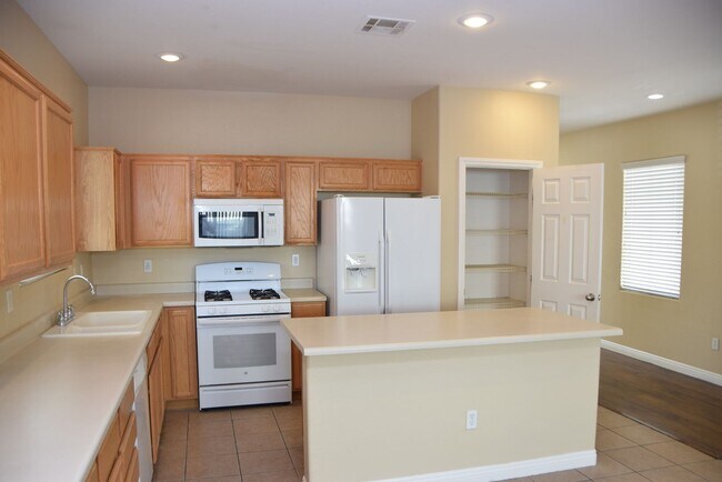 Foto del edificio - BEAUTIFUL 4 BEDROOM, 2.5 BATH SINGLE-FAMIL...