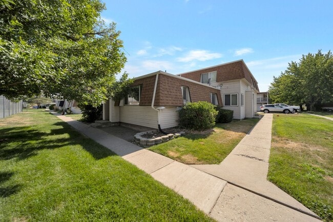 Building Photo - Charming Condo in Meadowbrook Village w 1 ...