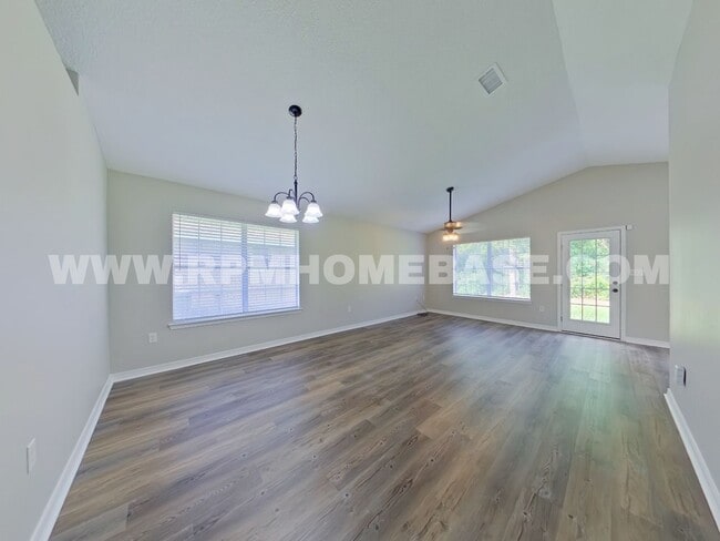 Building Photo - Newly Renovated Home Near Hurlburt Field A...