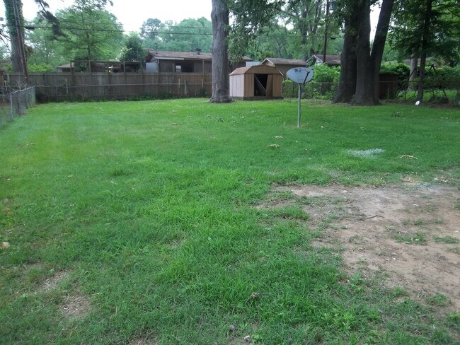 Foto del edificio - 2832 Holiday Ln