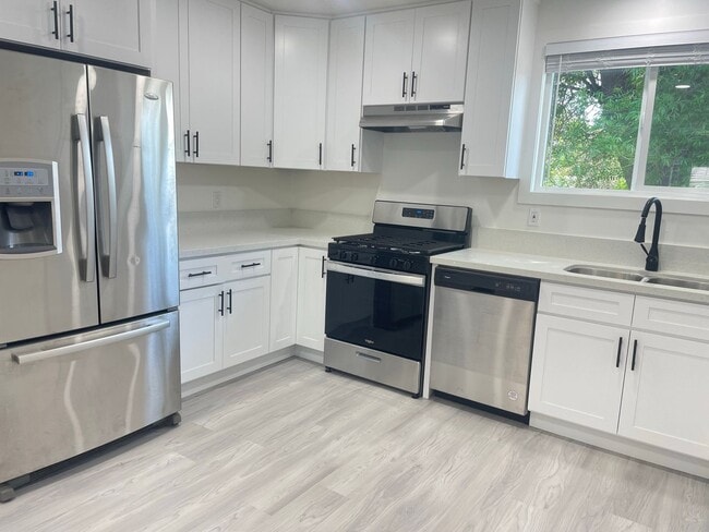 Foto del edificio - Location, Location, Location! Adorable Riverside Home Ready for Immediate Move In