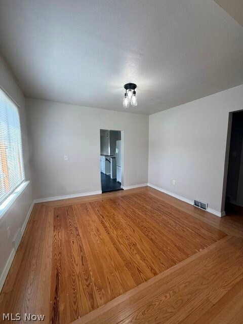 Foto del edificio - 188 Meadowbrook Ave
