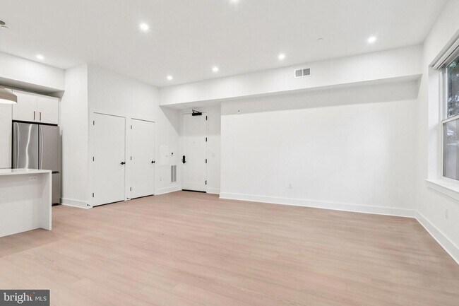 Foto del edificio - 30 W Allens Ln