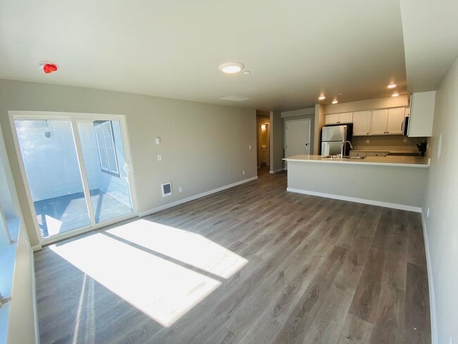 Building Photo - Newer Two Bedroom Apartment!