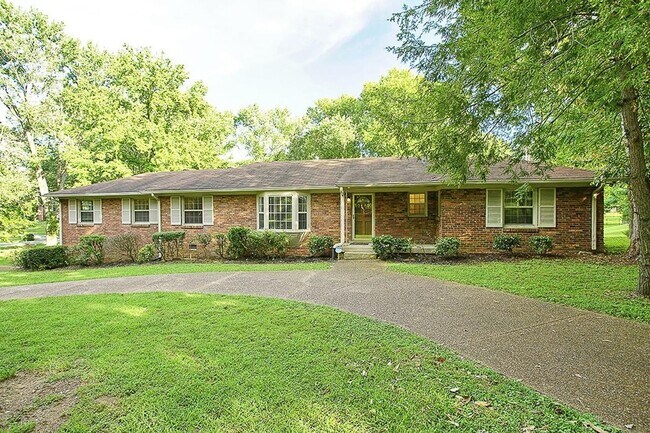 Foto del edificio - Beautiful 4-bedroom, 3-bathroom home located in the highly desirable Crieve Hall area!