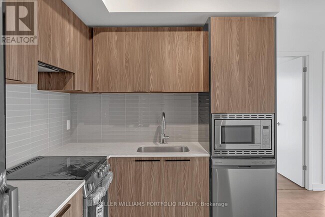 Building Photo - 501 Yonge St