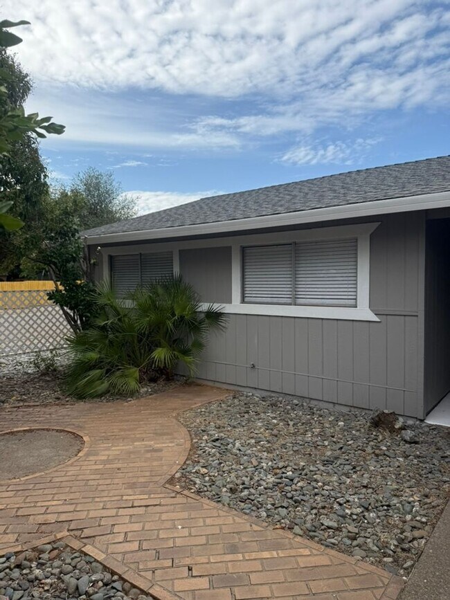 Foto del edificio - 3-bedroom, 2-bathroom home in great neighb...