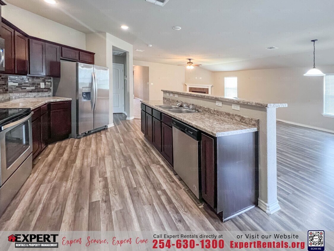 Foto principal - Elegant 4-Bedroom Home with Modern Comfort...