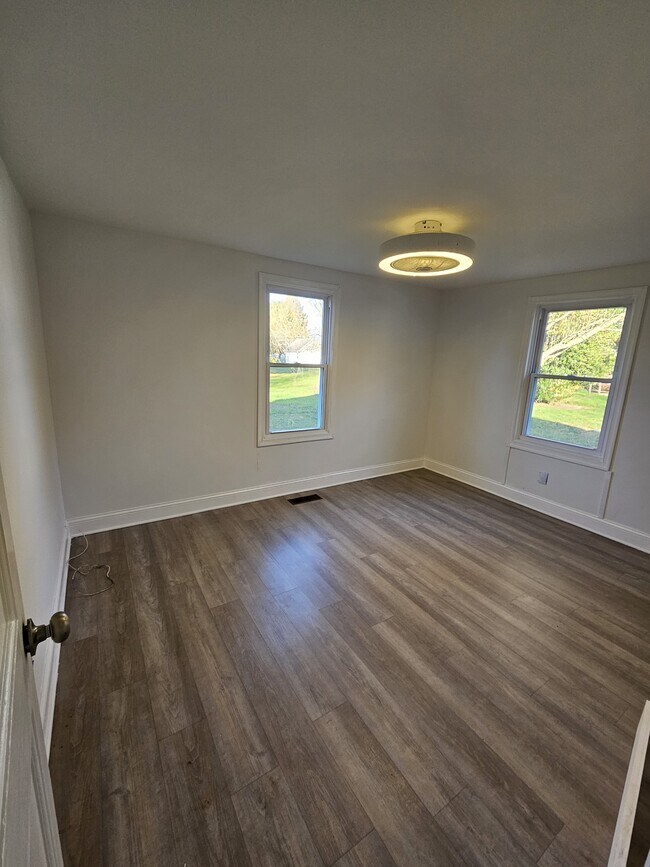 Foto del edificio - 106 Railroad Ave