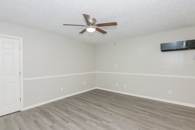 Foto del edificio - Beautifully FULLY RENOVATED 2 Bdr 1 bath i...