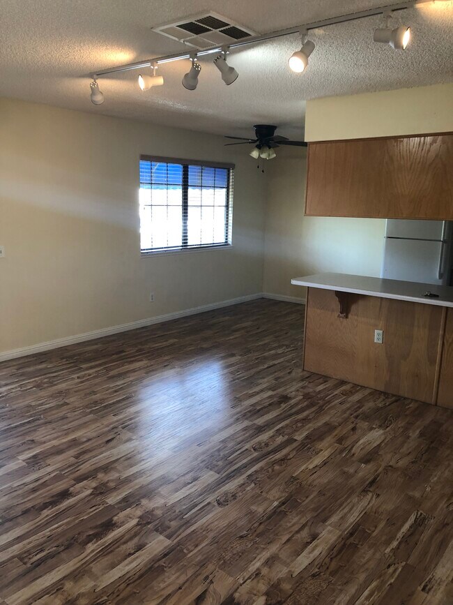 Building Photo - 101 Luna Way
