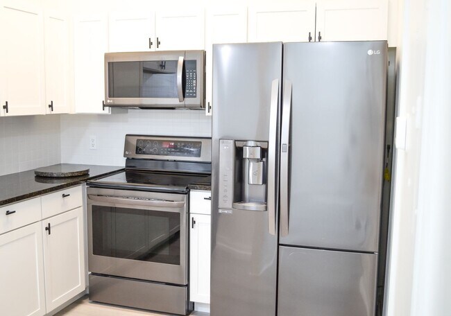 Foto del edificio - Stunning 1 bedroom 1 bath condo in The Gables