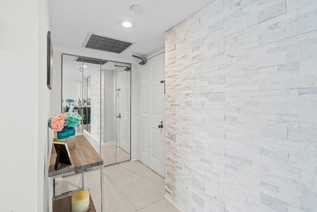 Foto del edificio - 5600 N Flagler Dr