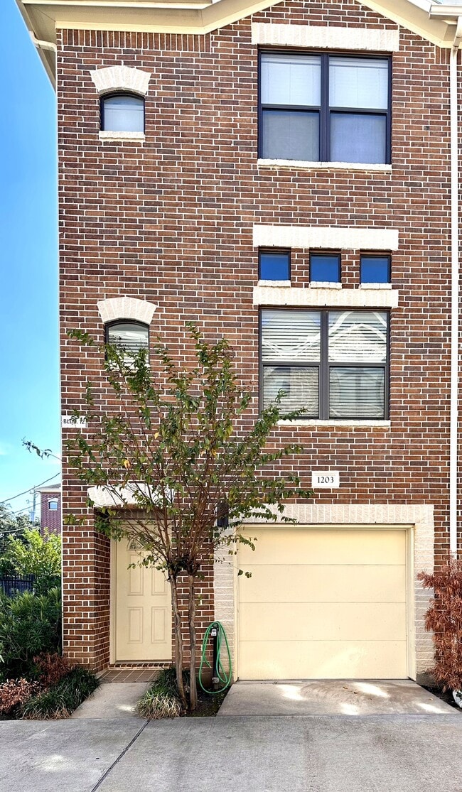 Building Photo - 2710 Hullsmith Dr