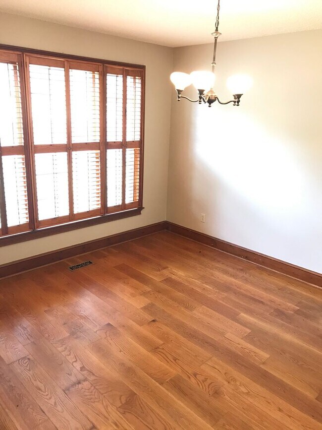 Building Photo - Great Oaks home close to downtown Watkinsv...