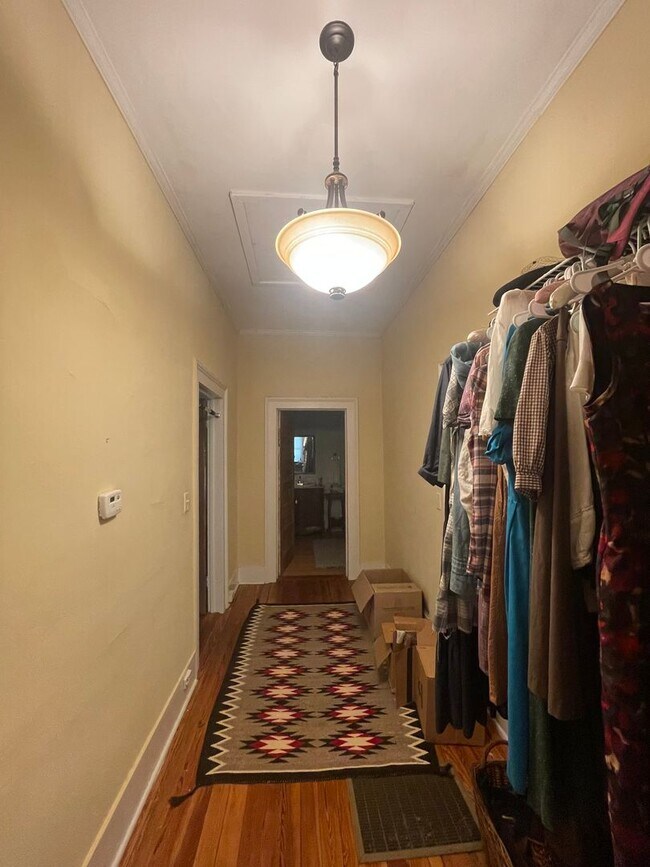 Foto del edificio - Charming 2BR Duplex in Boulevard – Walk to...
