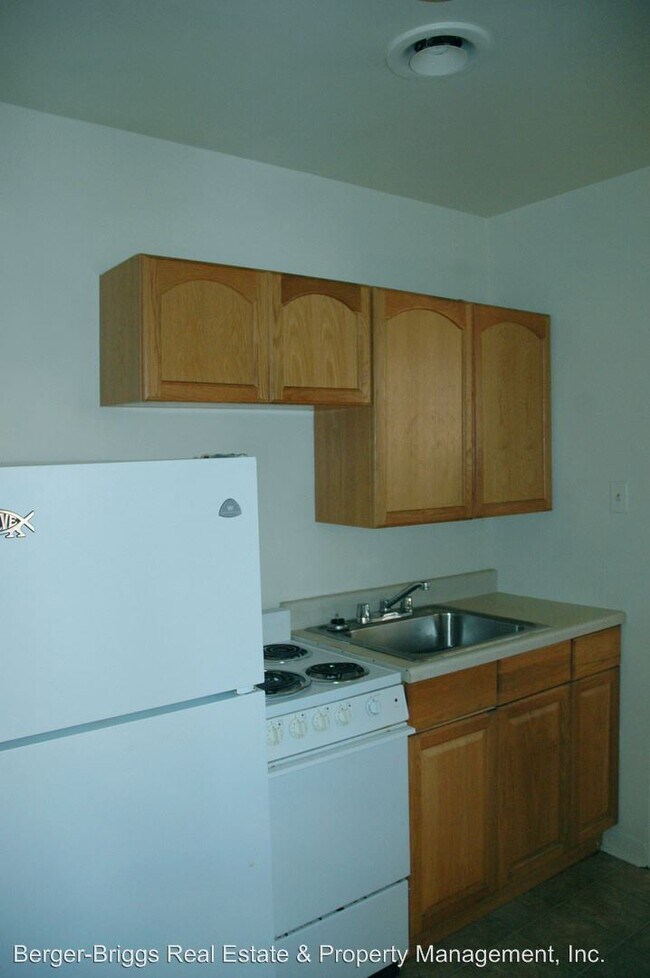 Building Photo - 310 Mulberry St NE