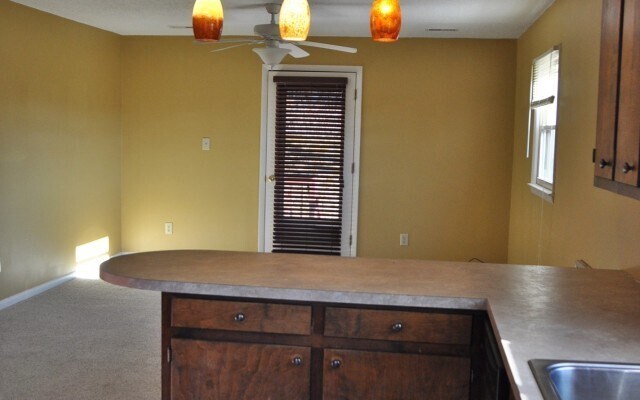 Foto del edificio - Student-friendly Split Level Home Located off Brown's Chapel Road