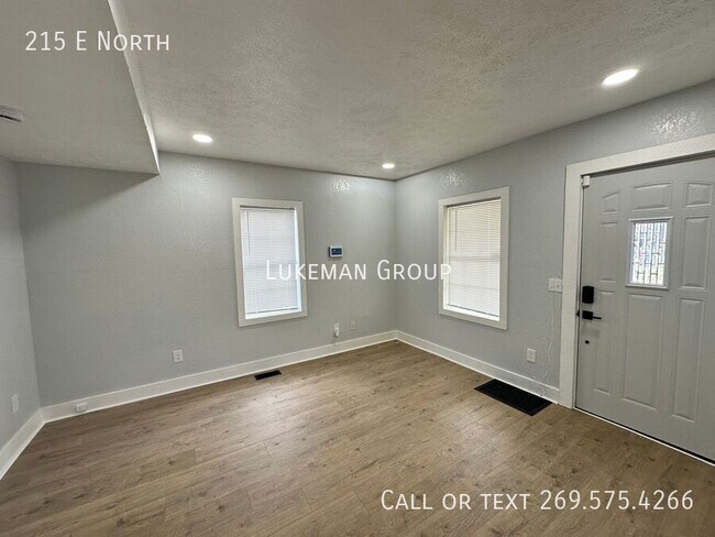 Foto del edificio - 215 E North-