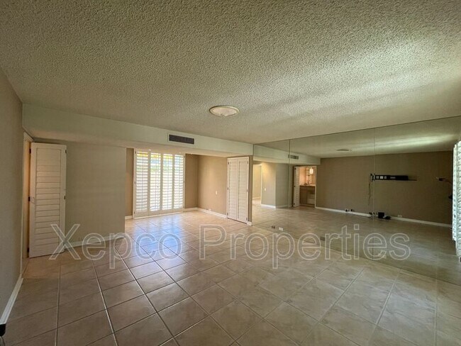 Foto del edificio - 221 W Stevens Rd