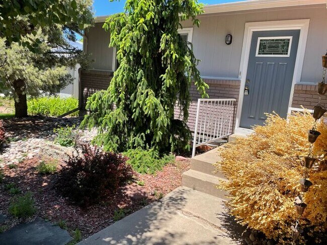 Building Photo - Spacious 4 Bed 2.5 Bath House in North Wes...