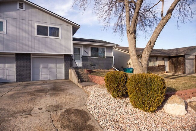 Building Photo - 3208 Spruce Dr
