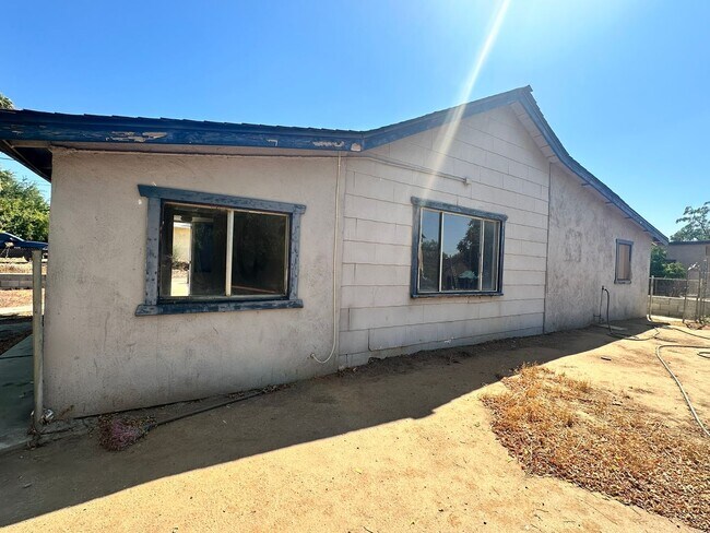 Building Photo - 3bd/ 1ba Moreno Valley Home + 2 CAR GARAGE