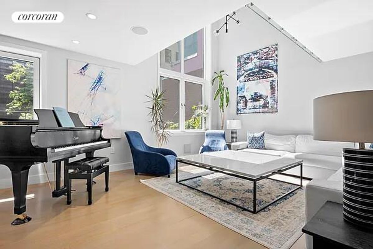 Foto principal - 352 W 11th St