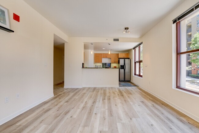 Cocina de concepto abierto, sala, comedor. - 1150 J St