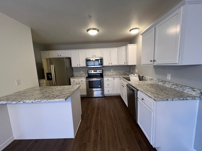 Building Photo - 3BR Duplex