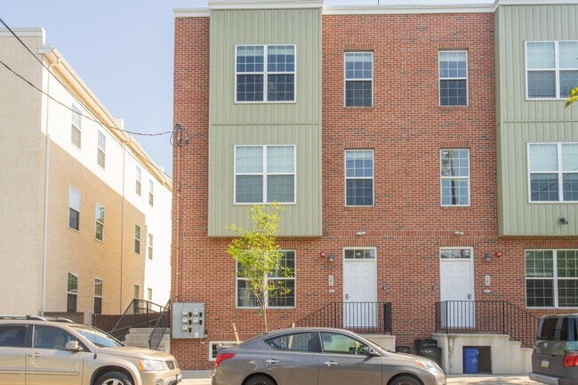 Building Photo - 699 W Berks St