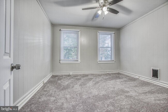 Building Photo - 604 Ashburton St