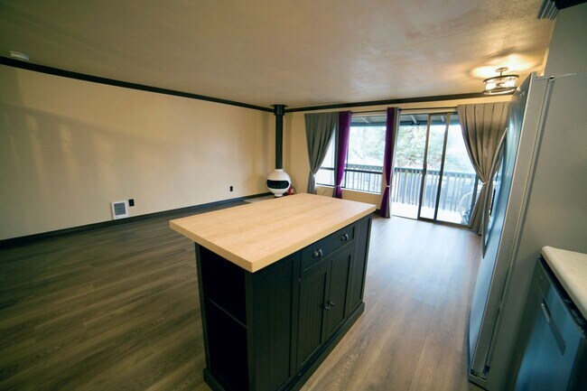 Foto del edificio - Quiet Top Floor 1 Bedroom Condo in Gated Tukwila Community