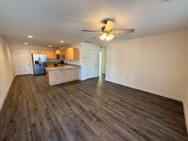 Building Photo - Available now! 2BR, 1BA Duplex in Super Convenient Location