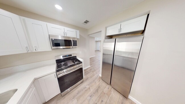 Building Photo - Comfortable 4 Bed 2 Bath House!!
