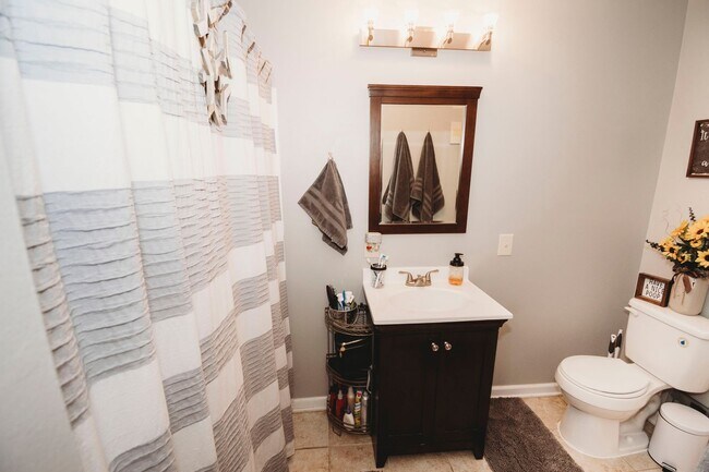 Building Photo - Charming two bedroom one bathroom home on ...