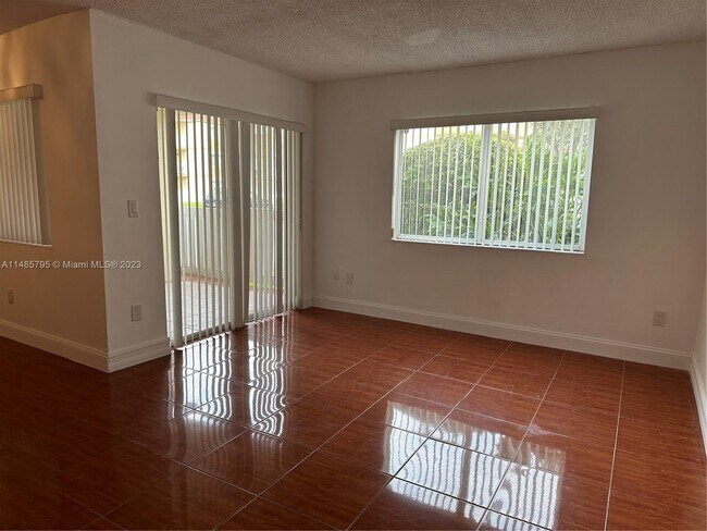 Foto del edificio - 18890 NW 57th Ave