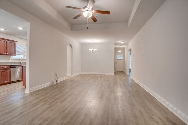 Foto del edificio - Beautiful North Pensacola 3BR Home with Oversized Primary Suite, Double Vanity Bath, 2-Car Garage...