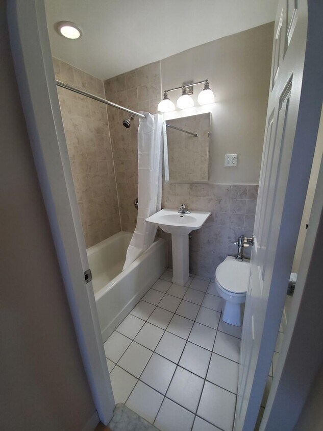 Building Photo - 2 bed/1 bath in Brighton