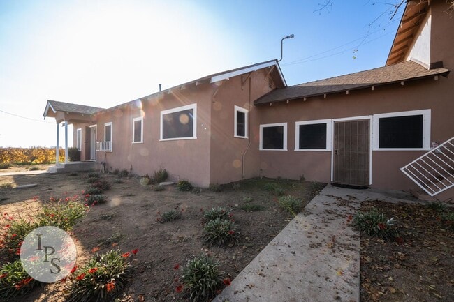 Foto del edificio - Fresno Westside Farm Home, 3BR/1BA, Built 1925 – Modern Updates!