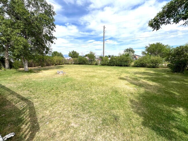 Foto del edificio - Pet Friendly 5 Bed 2 Bath Single Family Ho...