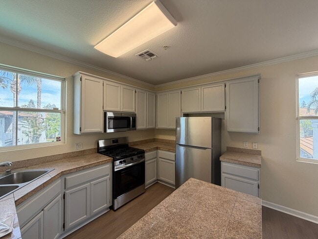Foto del edificio - Lovely Upstairs Unit