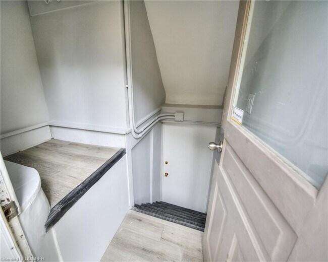 Photo du bâtiment - 1-Bedroom Basement Suite in Kitchener | $1449 ALL-INCLUSIVE | Parking & Laundry